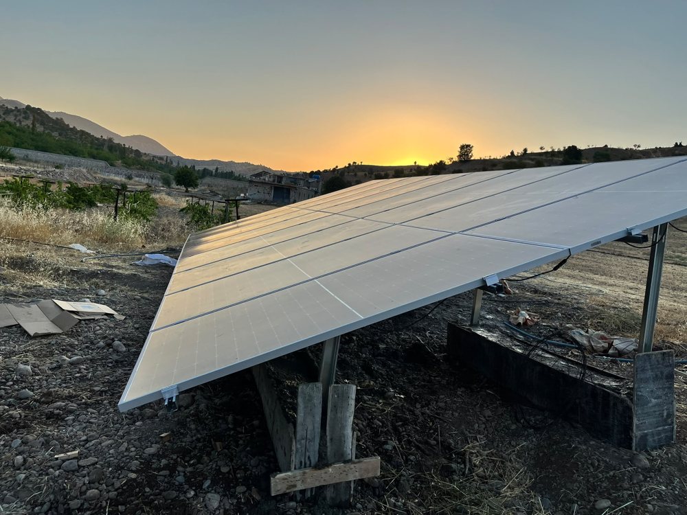 Solar panel arka yüz montajı, gün batımı